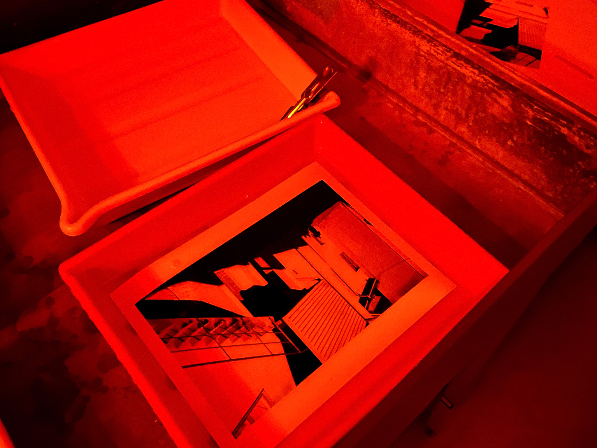 Hopeagelatiinivedos kiinnitteessä pimiön punavalossa (kuva: Janne Myllymäki)